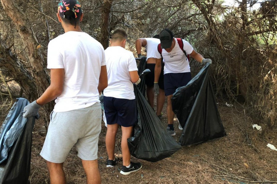 Los jóvenes atendidos en el centro ‘Odiel’ de Huelva colaboran como voluntarios en las playas del municipio de Punta Umbría. Fundación Diagrama. Andalucía 2019.