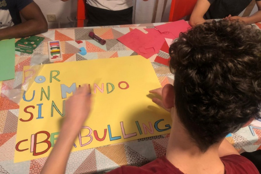 Los jóvenes atendidos en el Hogar ‘La Atalaya’ de Villena (Alicante) realizan un taller de prevención y concienciación sobre ciberbullying. Fundación Diagrama. Comunidad Valenciana 2020.