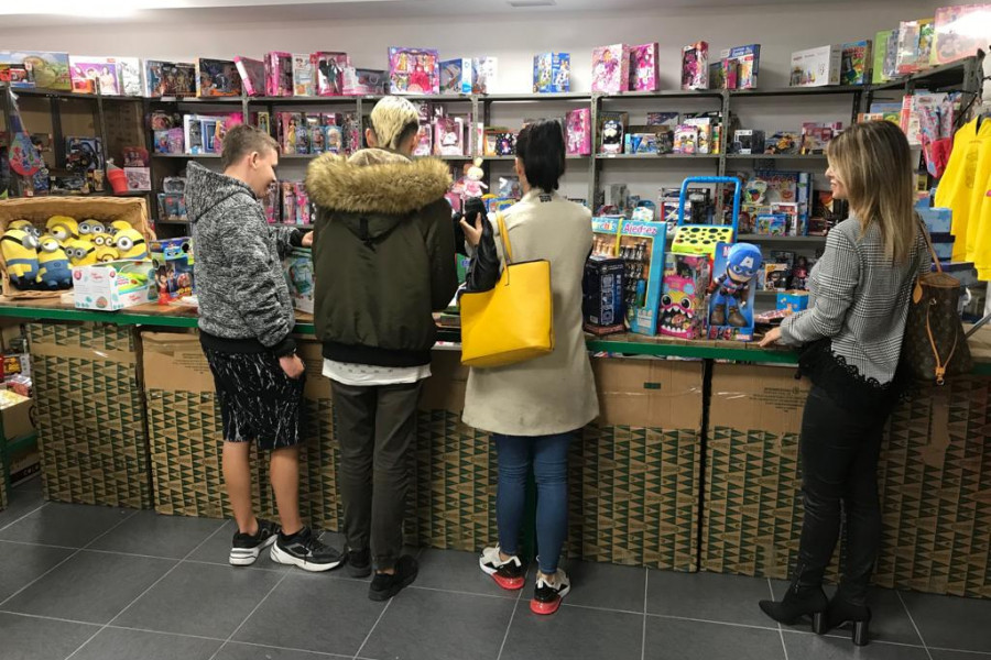 Los jóvenes atendidos en el programa Punto de Partida de Las Palmas colaboran en una entrega solidaria de juguetes. Fundación Diagrama. Las Palmas de Gran Canaria 2019. 