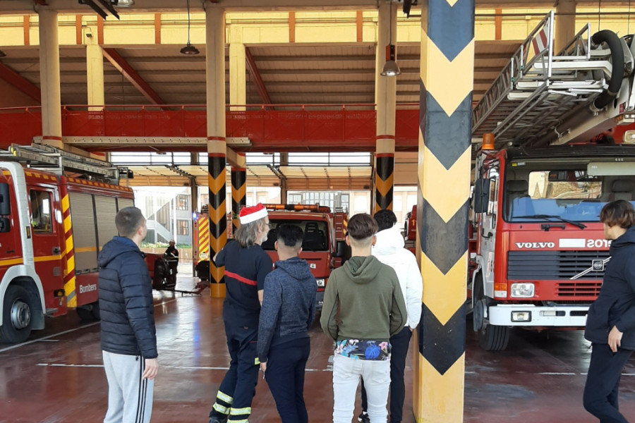 Los jóvenes atendidos en el proyecto migratorio ‘La Magrana’ (Alicante) visitan el Parque de Bomberos de Elche. Fundación Diagrama. Comunidad Valenciana 2020. 