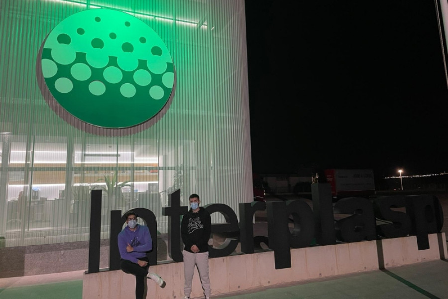Jóvenes atendidos en la residencia ‘La Villa’ de Villena (Alicante) conocen en primera persona el trabajo de la empresa Interplasp