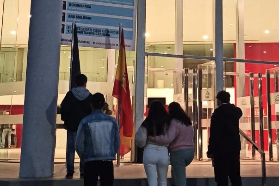 Los jóvenes atendidos en la residencia ‘Mas de la Pinaeta’ en Gátova (Valencia) asisten a una obra de teatro musical