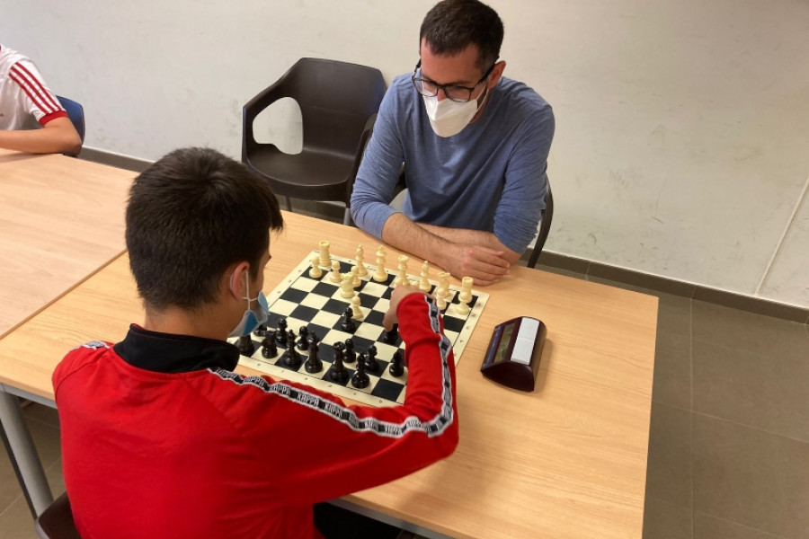 Los jóvenes atendidos en la Residencia ‘Massamagrell’ de Valencia participan en actividades educativas relacionadas con la magia y el ajedrez