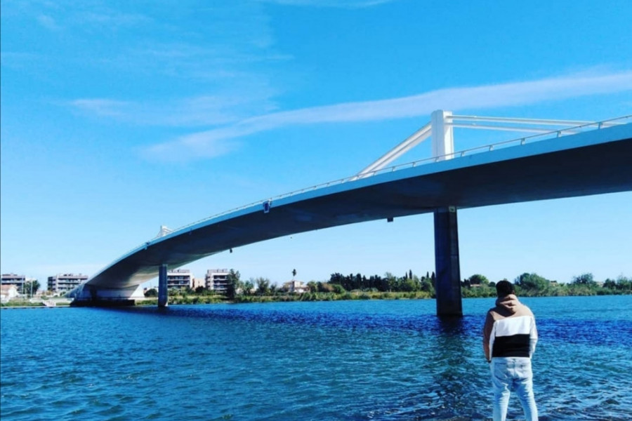 Los jóvenes del SPAAI ‘Encanyissada I’ de Sant Jaume d'Enveja (Tarragona) participan en un concurso de fotografía sobre el puente Lo Passador. Fundación Diagrama. Cataluña 2020.