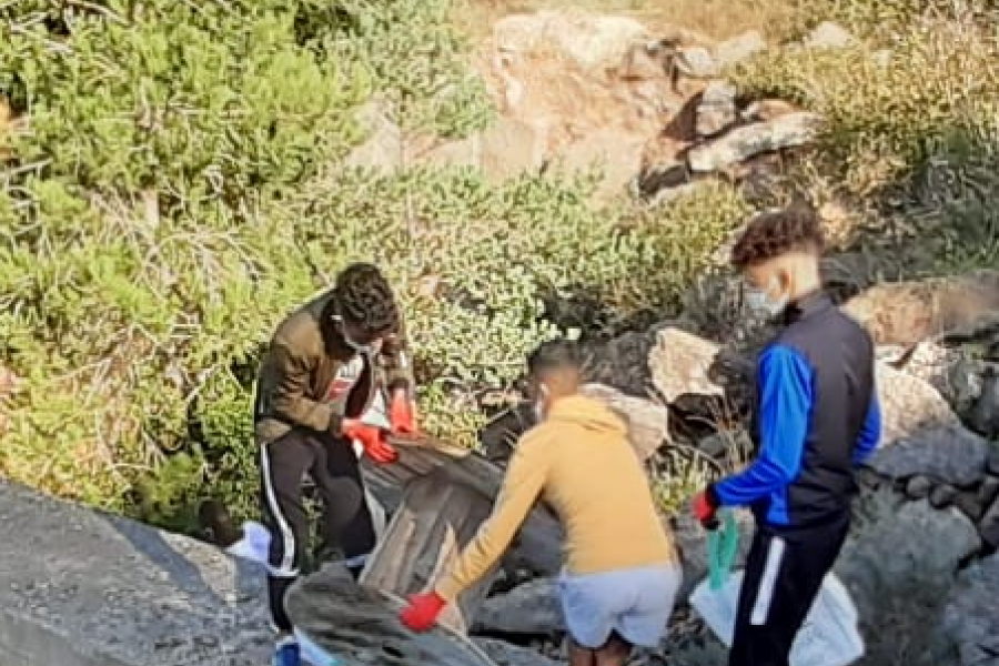 Jóvenes atendidos en el SPAAI ‘Pedraforca’ de Gironella (Barcelona) participan en una actividad de educación medioambiental en el pantano de la Baells. Fundación Diagrama. Cataluña 2020.
