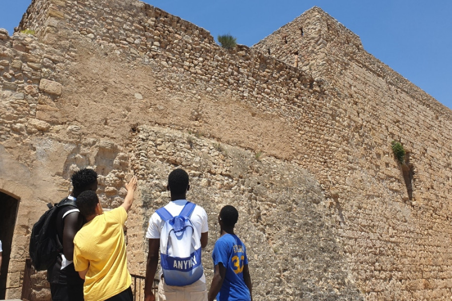 Jóvenes atendidos en el Servicio de Primera Acogida ‘Mas de Blasi’ de Reus (Tarragona) descubren el patrimonio histórico y natural del municipio de Miravet 