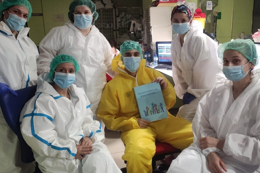 Los jóvenes atendidos en el Servicio de Primera Acogida 'Montsià' de Amposta envían un libro con mensajes de ánimo al Hospital Joan XXIII de Tarragona. Fundación Diagrama. Cataluña 2020.