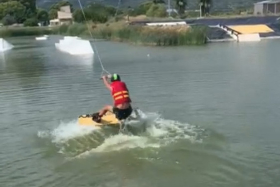 Los jóvenes atendidos en los Servicios ‘Ebre I’ y ‘Ebre IV’ de Tortosa (Tarragona) descubren los beneficios del esquí acuático sobre tabla. Fundación Diagrama. Cataluña 2020.