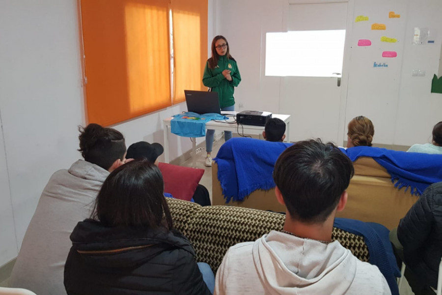 Los jóvenes atendidos en ‘Torrent III’ (Valencia) asisten a una charla sobre feminismo y deporte impartida por la árbitra Ainhoa Remón. Fundación Diagrama. Comunidad Valenciana 2020. 