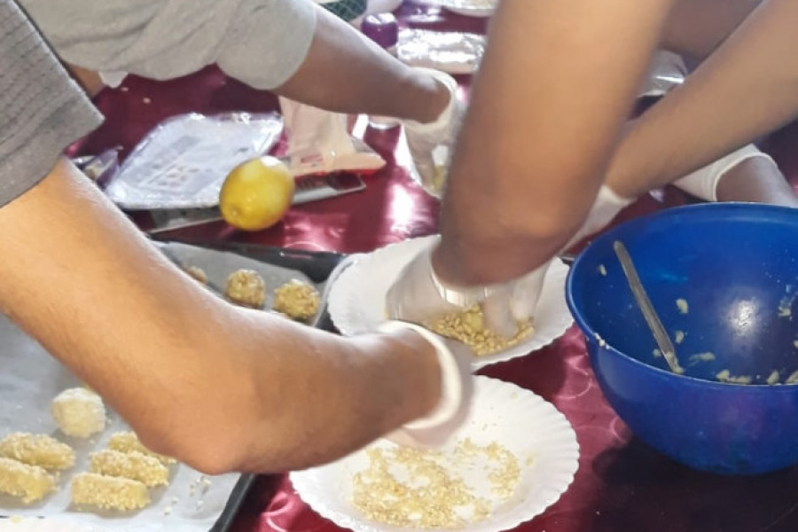 Los jóvenes atendidos en la unidad ‘Bayt Al Saadaka’ de Amposta realizan un taller de dulces típicos con motivo de la festividad de la Castañada. Fundación Diagrama. Cataluña 2019. 