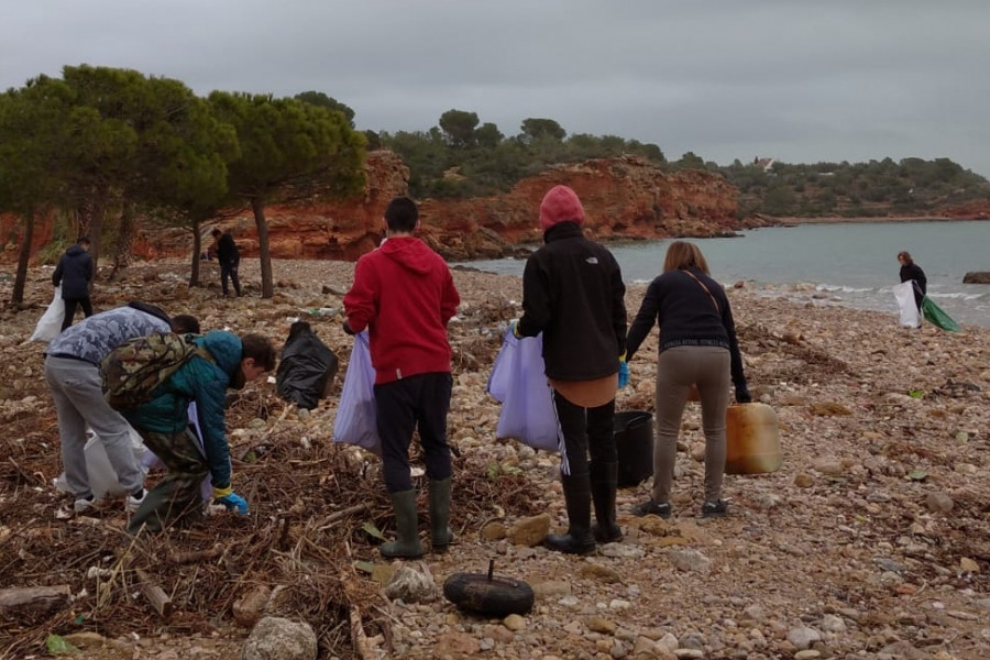 Los jóvenes del Centre d'Acollida del Montsià de Amposta (Tarragona) colaboran en la limpieza de las playas de L’Ampolla tras el temporal Gloria. Fundación Diagrama. Cataluña 2020. 