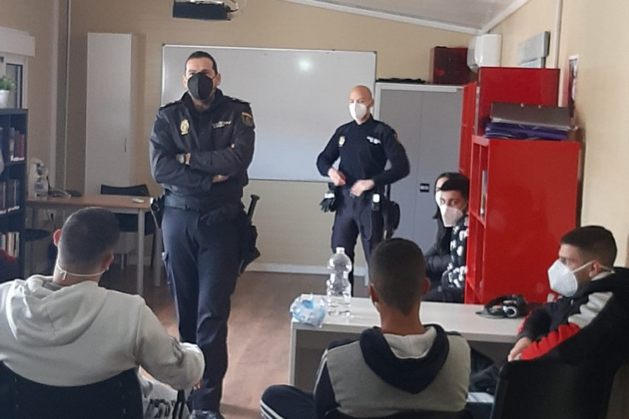 Jóvenes del centro ‘El Limonar’ de Alcalá de Guadaíra (Sevilla) asisten a una charla de ciberacoso impartida por miembros de la Policía Nacional