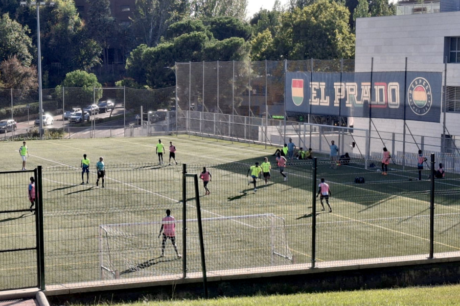 Jóvenes atendidos en Madrid participan en un torneo de fútbol amistoso junto a estudiantes de la Universidad Villanueva