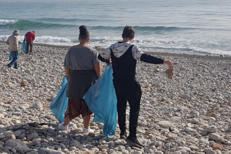 Jóvenes atendidos en la Residencia ‘Baix Maestrat’ de Vinarós (Castellón) participan como voluntarios en la limpieza de playas de la localidad. Fundación Diagrama. Comunidad Valenciana 2020.