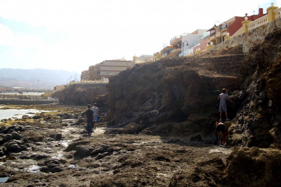 Menores del centro 'Garoé' limpian las playas de Telde