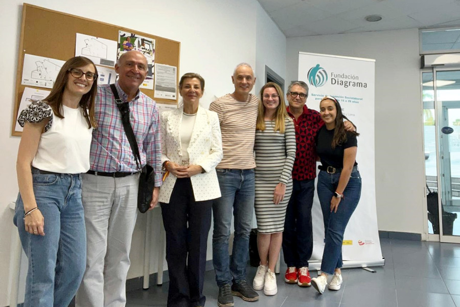 Imagen de la visita de las autoridades de la Consejería a la sede del programa en Lorca