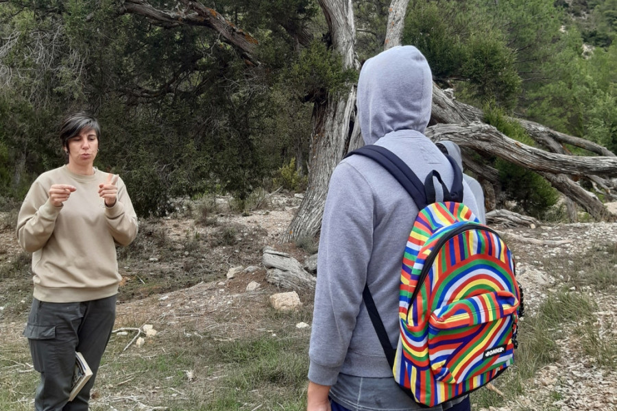 Una educadora medioambiental del Parque Natural Puebla de San Miguel explica a un menor las distintas clases de aves que habitan allí