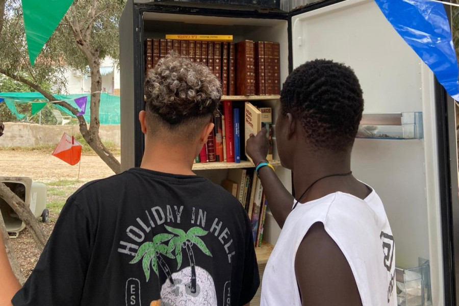 Dos jóvenes encuentran uno de los objetos ocultos en la carrera de orientación