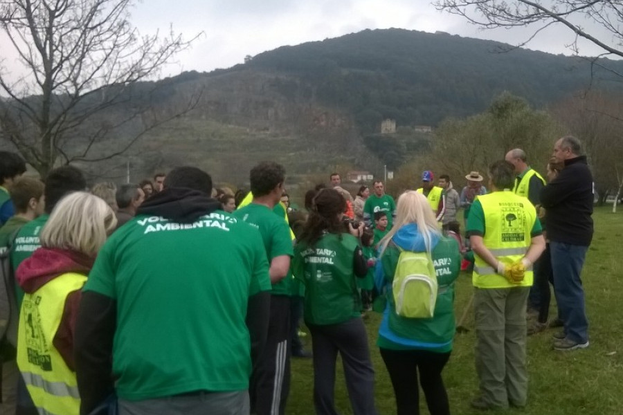 Los menores del centro ‘El Acebo’ de Santander participan en la reforestación de las Marismas de Bengoa