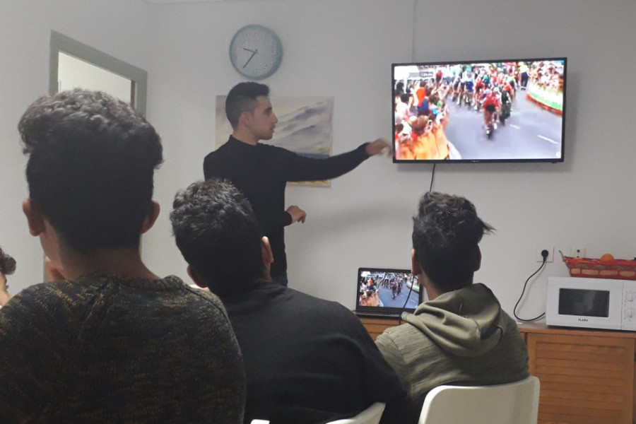 Los menores atendidos en el centro de acogida ‘Alácera’ de Caudete (Albacete) reciben la visita del ciclista profesional Héctor Sáez. Fundación Diagrama. Castilla-La Mancha 2019. 