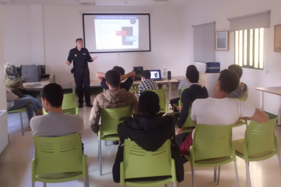 Los menores atendidos en el centro ‘Ciudad de Melilla’ asisten a una charla de prevención y sensibilización sobre el ciberacoso. Fundación Diagrama. Melilla 2020. 