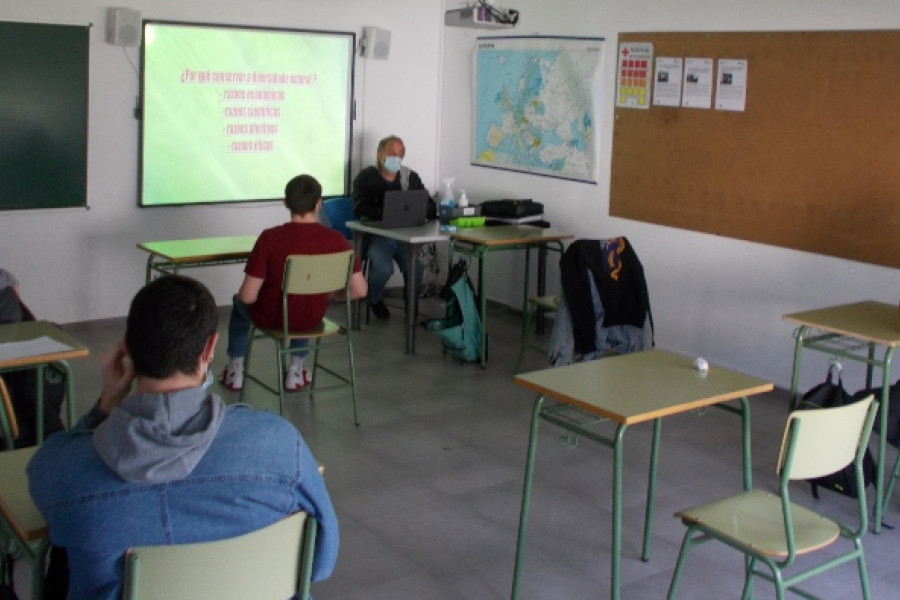 Los menores atendidos en el centro ‘Montefiz’ de Ourense asisten a una charla sobre la diversidad natural de la provincia