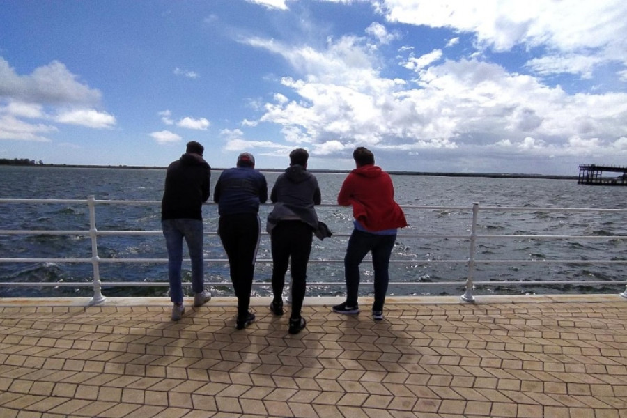 Los menores atendidos en el centro ‘Odiel’ recorren algunos de los lugares más representativos de la ciudad de Huelva. Fundación Diagrama. Andalucía 2020.