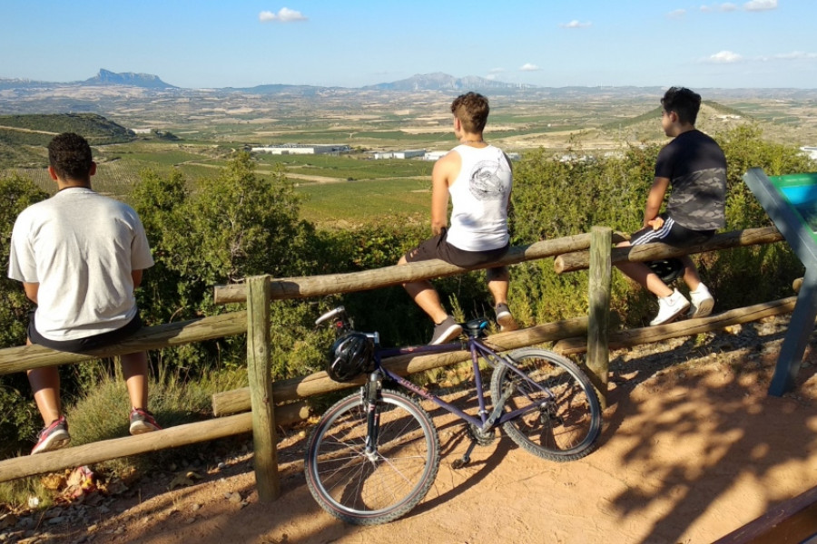 Los menores atendidos en el centro ‘Virgen de Valvanera’ de Logroño participan en una salida en bicicleta al Mirador del Viñedo. Fundación Diagrama. La Rioja 2020.