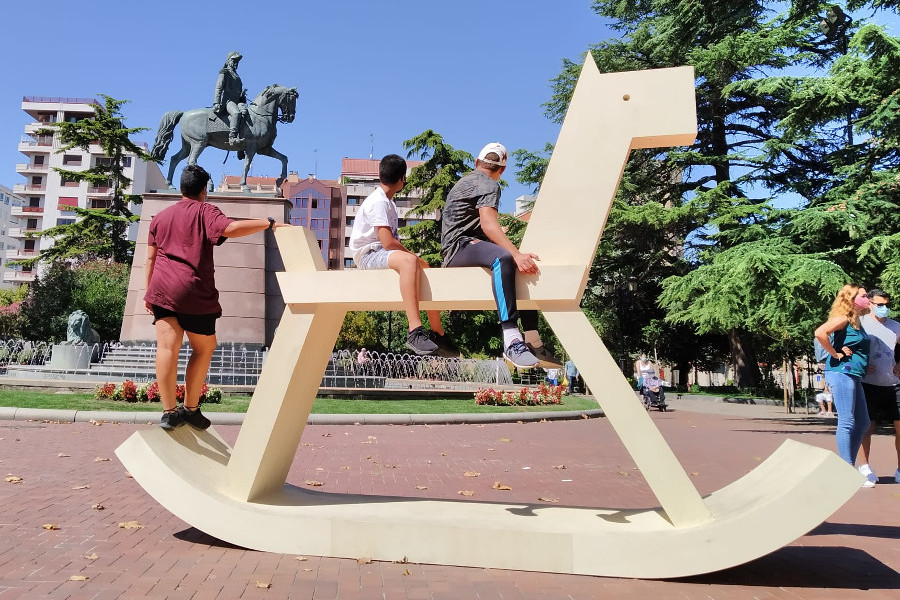 Menores atendidos en los pisos ‘Leza’, ‘Jubera’, ‘Cidacos’ y ‘Alhama’ de Logroño visitan el Festival Internacional de Arquitectura y Diseño. Fundación Diagrama. La Rioja 2020. 