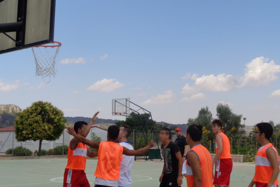 Los menores atendidos en el centro ‘La Villa’ de Villena (Alicante) comparten una jornada de convivencia con los jugadores del CB Caudete. Fundación Diagrama. Comunidad Valenciana 2018.