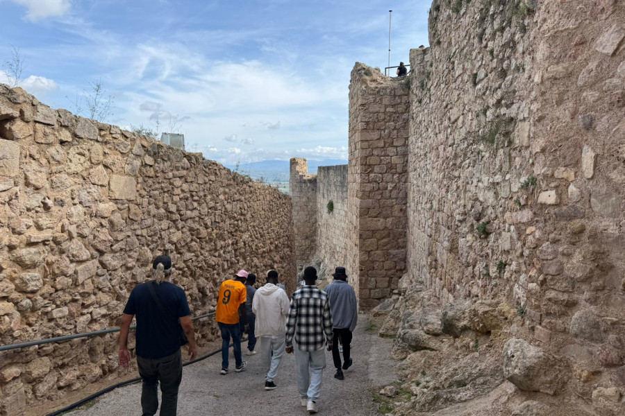 El grupo recorre una de las murallas del castillo