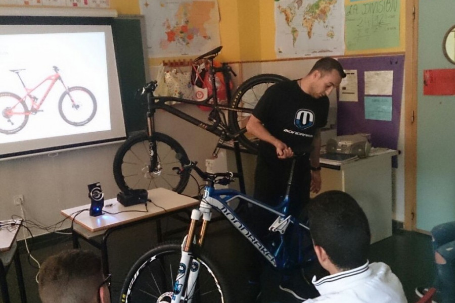 Menores en riesgo social atendidos por Fundación Diagrama en Alicante participan en un curso de ciclismo impartido por Mondraker