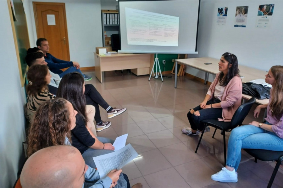 Varios profesionales del centro, reunidos en una sala durante la sesión de formación