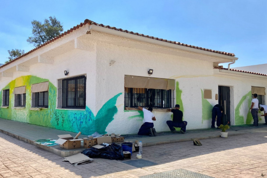 Los menores trabajan en uno de los murales