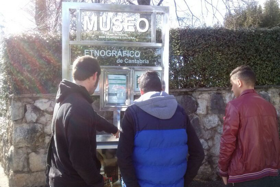 Los menores del centro ‘El Acebo’ (Santander) descubren la cultura cántabra en el Museo Etnográfico de la comunidad