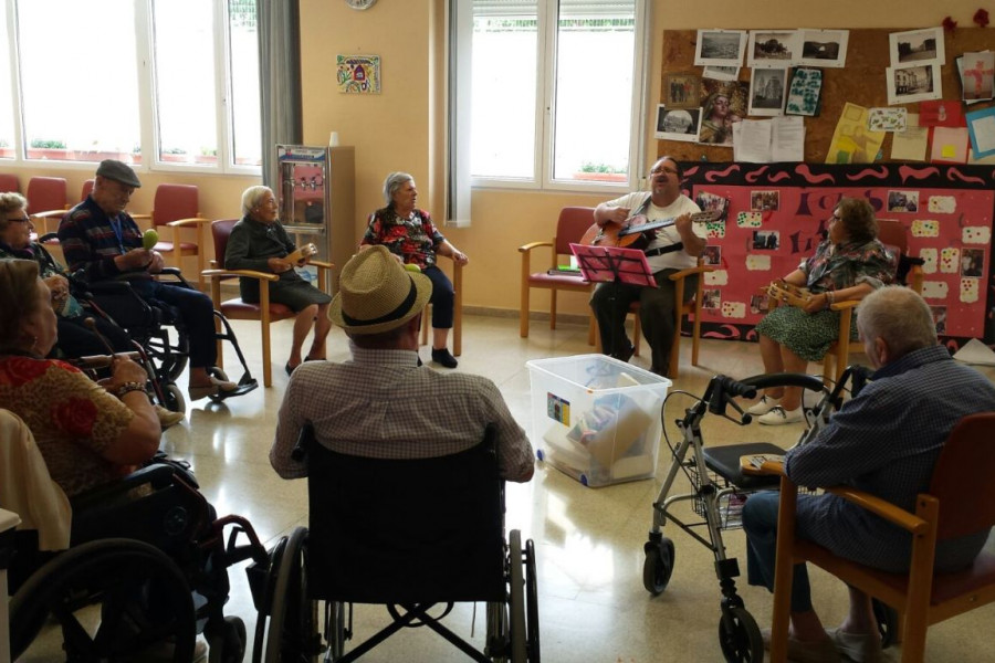 Programa de musicoterapia por Domingo Pérez en 'Nuevo Azahar'.Fundación Diagrama