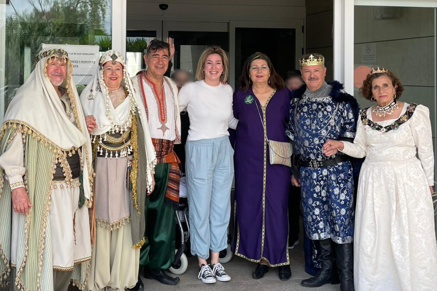 Embajadores y Festeros del año de las Fiestas de Moros y Cristianos de Archena en la puerta de la Residencia Nuevo Azahar con su directora 