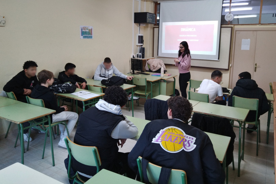 La profesional del programa imparte la actividad en una clase