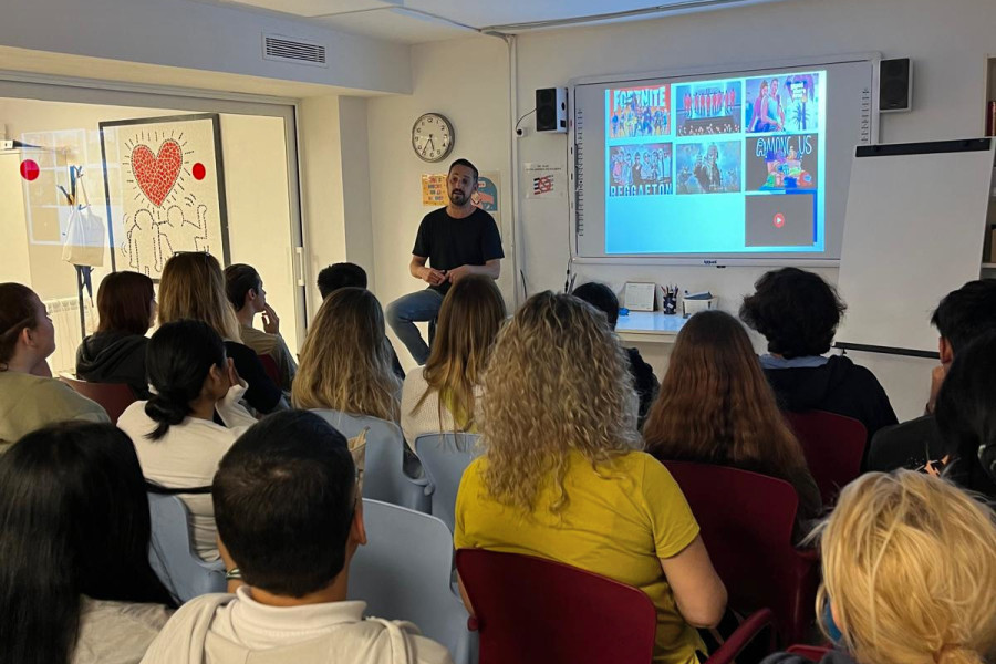 Silvestre del Río imparte el taller al grupo de jóvenes