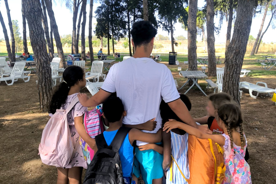 El joven voluntario, con niños y niñas de la escuela de verano