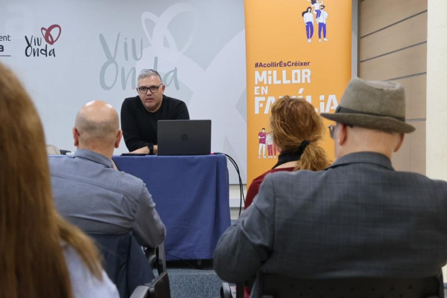 Un momento de la charla llevada a cabo en la localidad de Onda