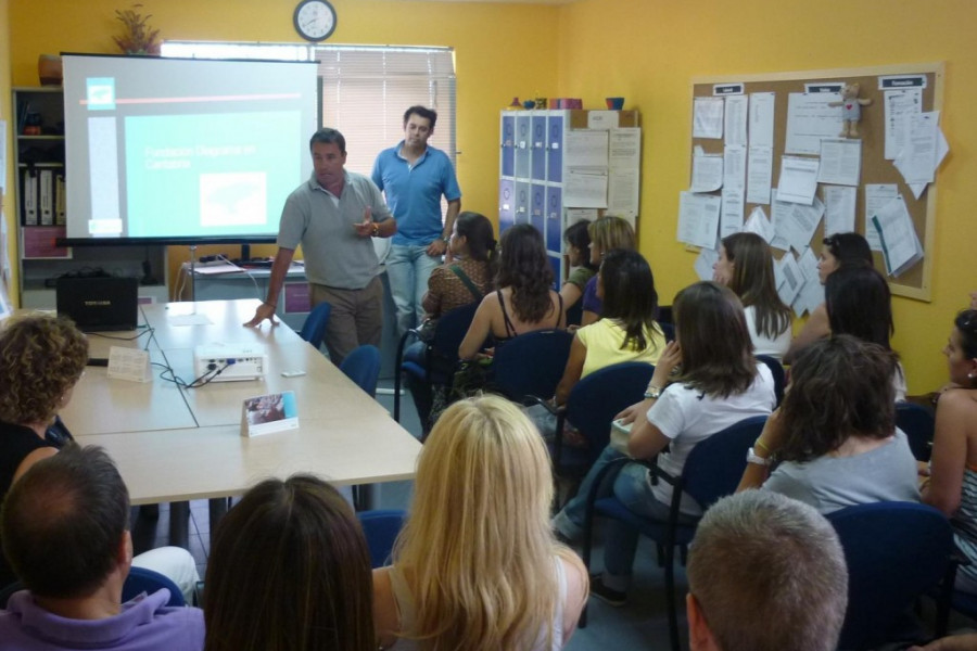  Alumnos de los cursos de verano de la UNED visitan el Centro Socioeducativo Juvenil del Gobierno de Cantabria, gestionado por Fundación Diagrama