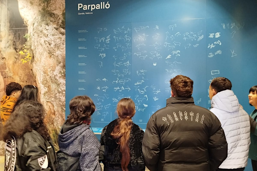 El grupo de jóvenes se dispone a entrar en la exposición permanente del museo