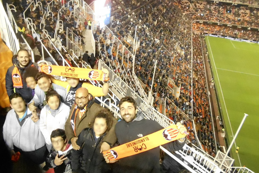 Los jóvenes del centro ‘Campanar’ asisten a un partido de fútbol