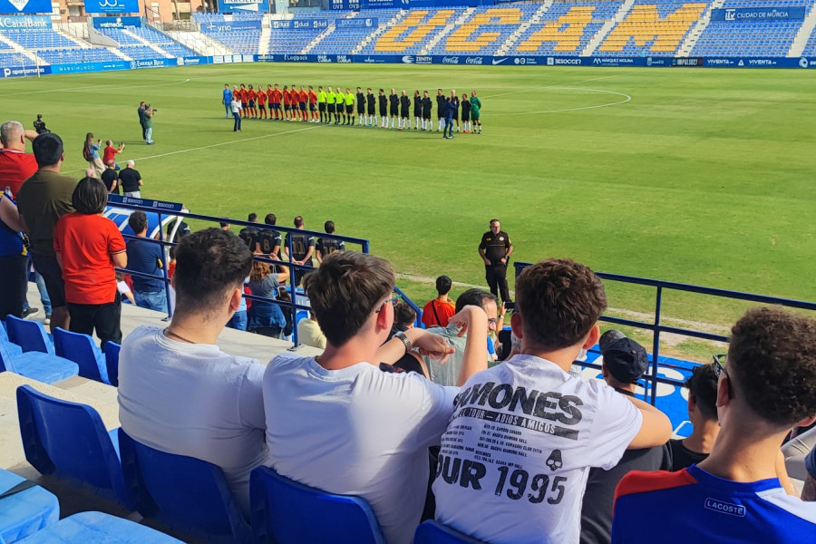 Cuatro jóvenes se preparan para el comienzo del partido