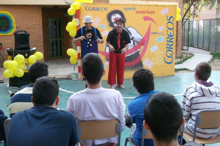 Payasos sin Fronteras lleva sonrisas a los jóvenes de los centros ‘Campanar’, ‘San Miguel’, ‘Las Lagunillas’, ‘Balcones del Aire’ y el Programa Labora