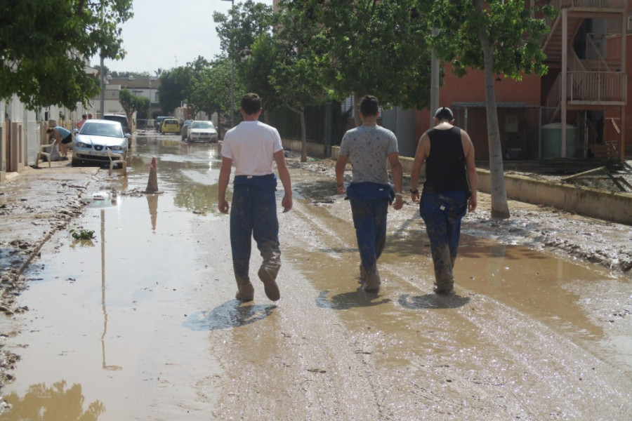 Las personas atendidas en el centro ‘Cristo de los Mineros’ de La Unión ayudan a los vecinos de Los Alcázares tras el temporal DANA. Fundación Diagrama. Murcia 2019.