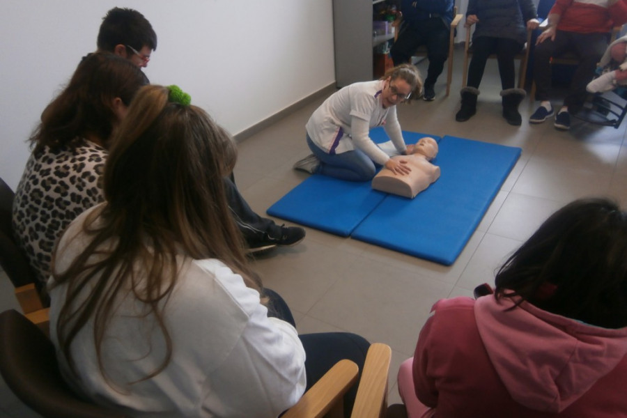 Las personas atendidas en el Centro de Día de Puerto Lumbreras participan en un taller sobre primeros auxilios. Fundación Diagrama. Murcia 2018.