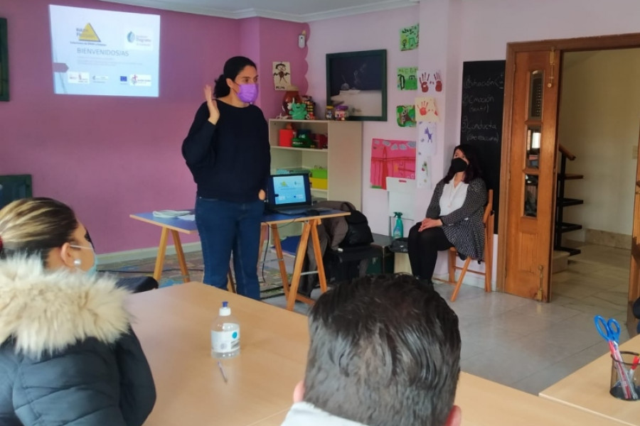 Las personas atendidas en el Programa de Inserción Sociolaboral Integral y Personalizado de Salamanca asisten a una charla sobre oportunidades de empleo. Fundación Diagrama. Castilla y León 2022