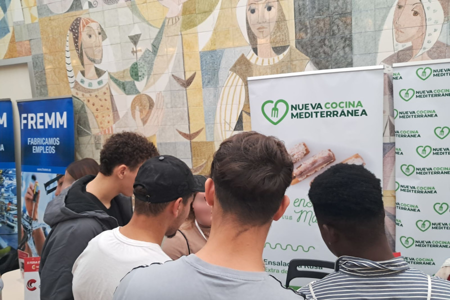 Personas en X Feria Empleo 'Talento Joven' Murcia